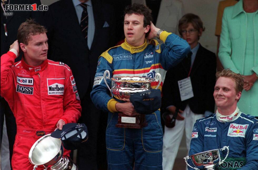 Foto zur News: 1996 waren die drei Fahrer auf dem Podium die einzigen, die die Zielflagge gesehen haben: Olivier Panis, David Coulthard und Johnny Herbert. Jenes Rennen hält laut FIA-Statistik den Rekord für die höchste Ausfallrate in der Formel-1-Geschichte, mit 18 ausgeschiedenen Autos von 21 Startern.