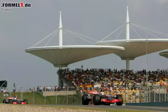 Foto zur News: Die meisten Pole-Positions stehen für Lewis Hamilton zu Buche, nämlich fünf (2007, 2008, 2013, 2014, 2015), gefolgt von Sebastian Vettel mit drei (2009, 2010, 2011), Fernando Alonso (2005, 2006) und Nico Rosberg (2012, 2016) mit zwei. Ansonsten stand in Schanghai nur Rubens Barrichello (2004) auf Pole.