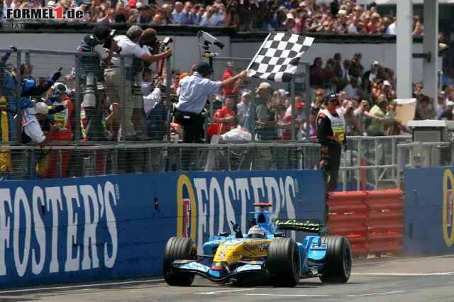 Foto zur News: Mit Kimi Räikkönen, Sebastian Vettel und Fernando Alonso sind drei weitere Sieger eines britischen Grand Prix im aktuellen Fahrerfeld vertreten. Alonso gewann 2006 mit Renault und 2011 mit Ferrari, Räikkönen siegte 2007 für Ferrari und Vettel triumphierte 2009 am Steuer eines Red Bull.