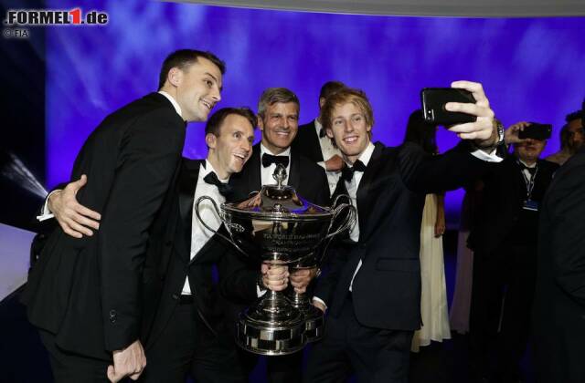 Foto zur News: Zeit für ein Selfie der Langstrecken-Weltmeister. Sein Porsche-Team knipste der frisch gekürte Toro-Rosso-Stammfahrer Brendon Hartley.