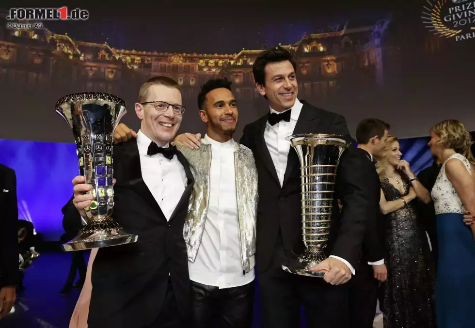 Foto zur News: Wie so oft in der Formel 1 gehörten die Jubelbilder auch bei der FIA-Gala Mercedes.