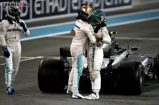 Foto zur News: Diesmal ist der Rücktritt endgültig: Felipe Massa verabschiedet sich mit einem WM-Punkt für Platz zehn aus der Formel 1. Im Gegensatz zu Brasilien verliert er in Abu Dhabi das spannende Duell gegen Fernando Alonso. "Danke für all die schönen Jahre", funkt er bei der Zieldurchfahrt.