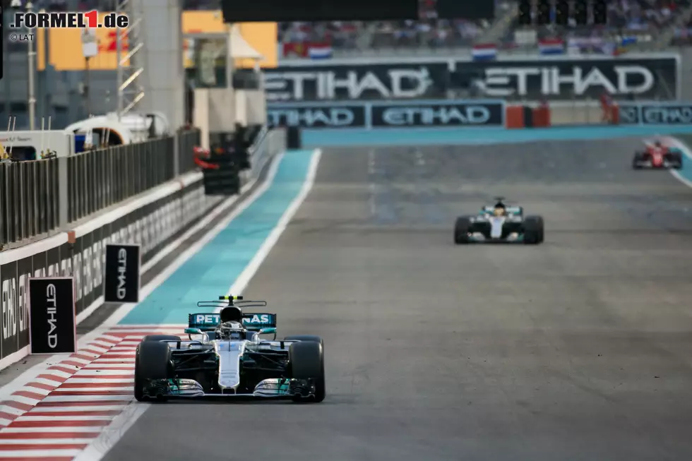 Foto zur News: Formel Gähn in Abu Dhabi: Das Feld zieht sich Runde für Runde auseinander. Bis in die 14. Runde entsprechen die Top 12 des Leaderboards genau der Startaufstellung! Als die ersten Boxenstopps beginnen, hat Bottas schon 2,4 Sekunden Vorsprung auf Hamilton und 6,3 auf Vettel.