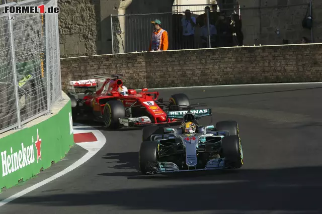 Foto zur News: Wegen Teilen auf der Strecke gibt's die nächste Safety-Car-Phase, und jetzt eskaliert das Titelduell: Hamilton nimmt Abstand auf das Safety-Car, Vettel, der möglichst dicht dranbleiben möchte, fährt ihm hinten rein. "He brake-tested me", behauptet er - und wird von den Daten widerlegt. Der Revanche-Rammstoß danach: unsportlich.