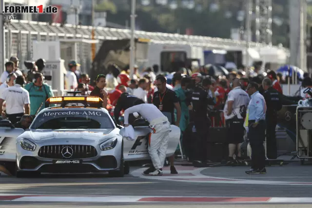 Foto zur News: Was viele nicht mitbekommen: Bottas darf sich zurückrunden. Hamilton beschwert sich über das seiner Meinung nach zu langsame Safety-Car. Und im Paddock rätseln die Experten: Wie drakonisch fällt die Strafe für Vettel aus? "So etwas hat in diesem Sport keinen Platz", sagt Damon Hill. Die zehn Sekunden Stop & Go empfinden viele als mild.