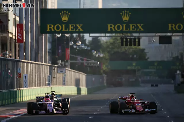 Foto zur News: Vettel fällt wegen der Stop-&-Go-Strafe zurück. Plötzlich ist der Ferrari nur noch Siebter, der Mercedes Achter. Als die beiden Ocon überholen und Hamilton dafür eine Runde länger braucht, fällt die Vorentscheidung im Duell. Am Ende wird Vettel Vierter, Hamilton Fünfter. Neuer Abstand in der WM: 14 Punkte.