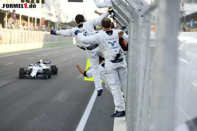 Foto zur News: Auf der Ziellinie kommt es zum Foto-Finish, denn Stroll hat auf den allerletzten Metern nicht den nötigen Speed, um sich Bottas vom Leib zu halten. Die beiden trennen 0,105 Sekunden. Weiter hinten rettet Vettel 0,212 Sekunden vor Hamilton über die Linie. Ein dramatischer Zieleinlauf!