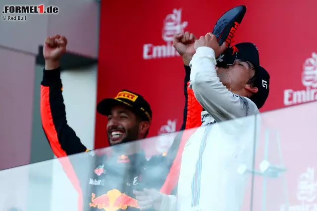 Foto zur News: Ob Zweiter oder Dritter ist für Stroll nach dem bisherigen Saisonverlauf sekundär. Er ist jetzt der jüngste Rookie, der jemals auf einem Formel-1-Podium stand. Ricciardo fragt auf dem Podium: "Darf er überhaupt schon trinken?" Und verdonnert den 18-Jährigen zum Zwangs-"Shoey". Stroll lacht: "Ein Schock fürs Leben!"