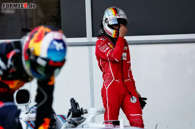 Foto zur News: Der Verlierer des Rennens ist ganz klar Vettel: Während Hamilton es irgendwie schafft, die Contenance zu wahren, lässt es das Ego des Ferrari-Piloten nicht zu, sich den Fehler einzugestehen. Da werden Erinnerungen an Michael Schumacher wach. Und der war bekanntlich Vettels großes Vorbild ...