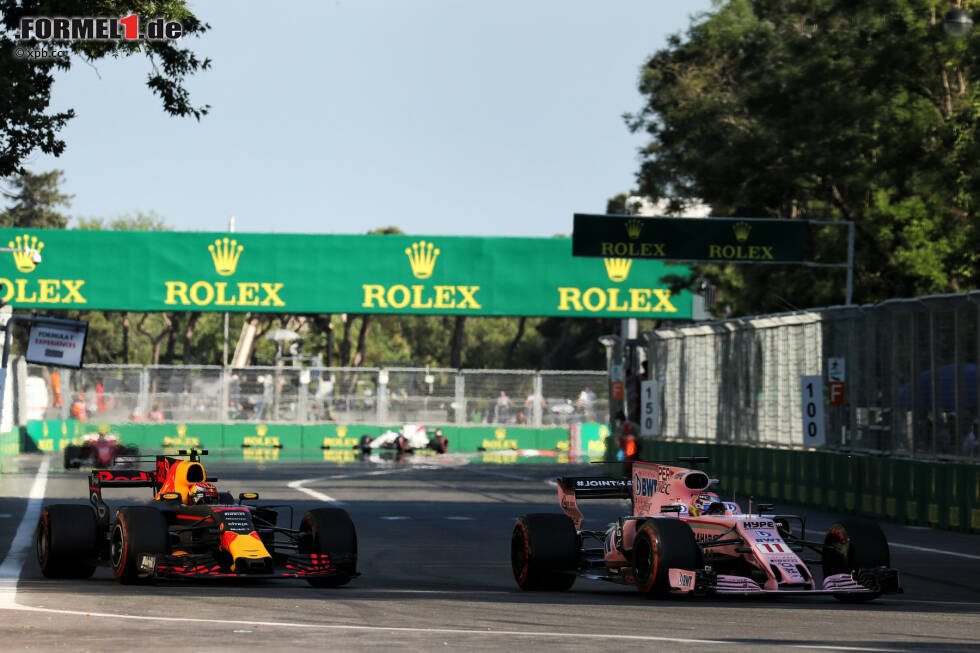 Foto zur News: Um den dritten Platz entwickelt sich gerade ein herzhafter Schlagabtausch zwischen Sergio Perez und Max Verstappen, der aber nur kurz dauert. Denn bei Verstappen steigen die Wassertemperaturen, bis sein Renault-Motor ganz den Geist aufgibt. Es ist sein vierter Ausfall in den letzten sechs Rennen.