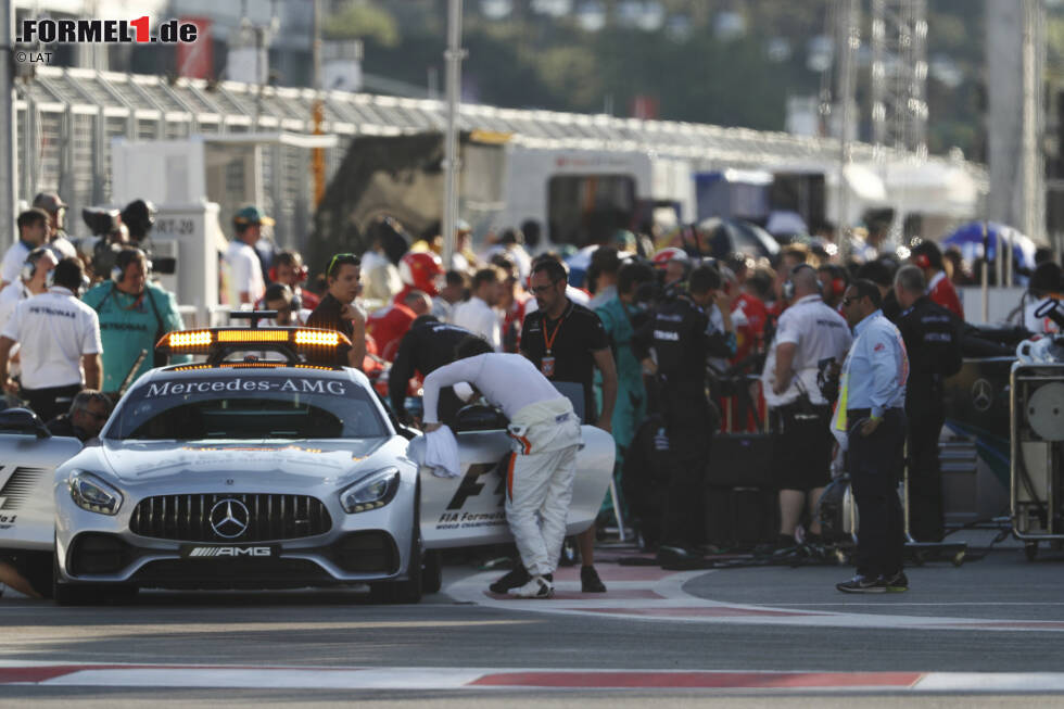 Foto zur News: Was viele nicht mitbekommen: Bottas darf sich zurückrunden. Hamilton beschwert sich über das seiner Meinung nach zu langsame Safety-Car. Und im Paddock rätseln die Experten: Wie drakonisch fällt die Strafe für Vettel aus? &quot;So etwas hat in diesem Sport keinen Platz&quot;, sagt Damon Hill. Die zehn Sekunden Stop &amp; Go empfinden viele als mild.