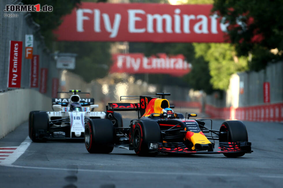 Foto zur News: Während sich die beiden an einem Gegner nach dem anderen vorbeisaugen, liest sich das Zwischenklassement zeitweise völlig surreal: Ricciardo führt vor Stroll, Magnussen und Ocon. Ricciardo darf sich jetzt nur keine Dummheiten mehr erlauben, um zu gewinnen.