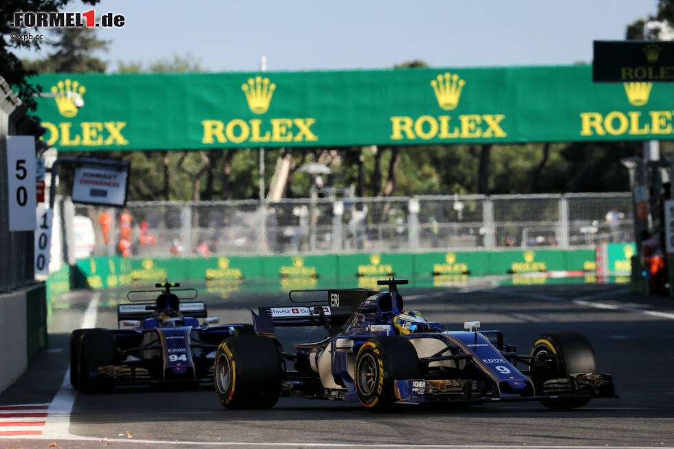 Foto zur News: Weiter hinten fliegen zwischen den Sauber-Fahrern fast die Fetzen. Aber die Berührung bleibt ohne Folgen, und so holt Pascal Wehrlein als Zehnter den nächsten WM-Punkt. Interessant der Boxenfunk, als er sich erkundigt, ob er Ericsson überhaupt überholen darf.