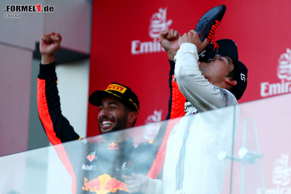 Foto zur News: Ob Zweiter oder Dritter ist für Stroll nach dem bisherigen Saisonverlauf sekundär. Er ist jetzt der jüngste Rookie, der jemals auf einem Formel-1-Podium stand. Ricciardo fragt auf dem Podium: &quot;Darf er überhaupt schon trinken?&quot; Und verdonnert den 18-Jährigen zum Zwangs-&quot;Shoey&quot;. Stroll lacht: &quot;Ein Schock fürs Leben!&quot;