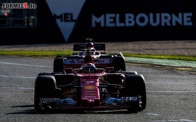 Foto zur News: Auch im Kampf um P4 wird's noch spannend: Verstappen, im zweiten Stint als einziger Topfahrer auf Supersoft- statt Soft-Reifen, wird in Räikkönens Rückspiegel immer breiter. Am Ende aber wird er von Red Bull zurückgepfiffen, weil seine Bremsen am Limit sind.