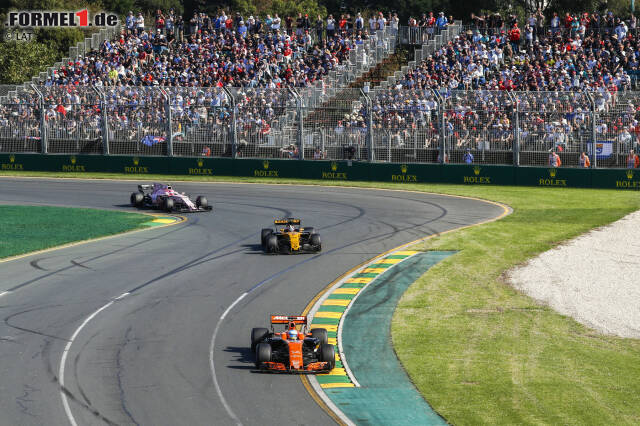 Foto zur News: Let's do a Häkkinen: In Runde 51 ziehen bei Start und Ziel sowohl Esteban Ocon im rosaroten Force India als auch Nico Hülkenberg an Alonso vorbei. Ocon holt einen Punkt, Alonso gibt nach dem in eigenen Worten besten Rennen seines Lebens mit Radaufhängungs-Defekt entnervt auf. McLaren-Honda fährt auch 2017 hinterher.