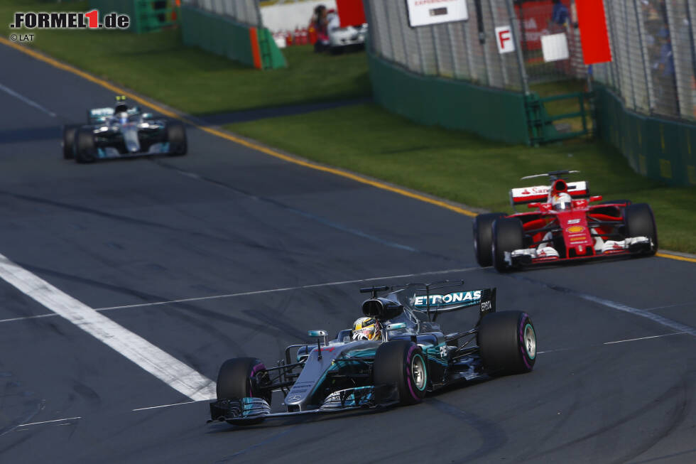 Foto zur News: Hamilton versucht zunächst vergebens, Vettel aus der DRS-Sekunde abzuschütteln. Am größten ist sein Vorsprung nach zehn Runden: 2,1 Sekunden. Der &quot;Finnen-Express&quot; mit Bottas und Räikkönen muss abreißen lassen. Nach 17 Runden kommt Hamilton als erster Topfahrer an die Box - um Ferrari einen &quot;Undercut&quot; zu vereiteln.