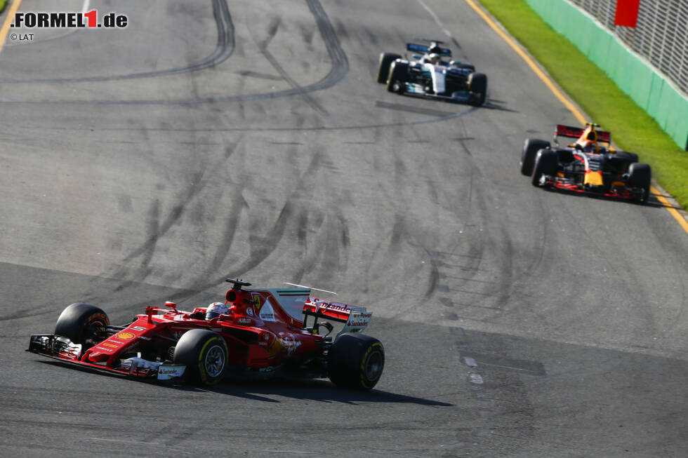 Foto zur News: Während Hamilton an Verstappen verzweifelt (&quot;Wir müssen Verstappen überholen. Das ist rennentscheidend.&quot; - &quot;No way I can get past this guy!&quot;), bleibt Vettel um sechs Runden länger draußen - und erobert so die Führung im Grand Prix von Australien! Toto Wolff schlägt mit der Faust auf den Tisch.