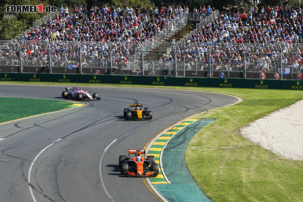 Foto zur News: Let&#039;s do a Häkkinen: In Runde 51 ziehen bei Start und Ziel sowohl Esteban Ocon im rosaroten Force India als auch Nico Hülkenberg an Fernando Alonso vorbei. Ocon holt einen Punkt, Alonso gibt nach dem in eigenen Worten besten Rennen seines Lebens mit Radaufhängungs-Defekt entnervt auf. McLaren-Honda fährt auch 2017 hinterher.