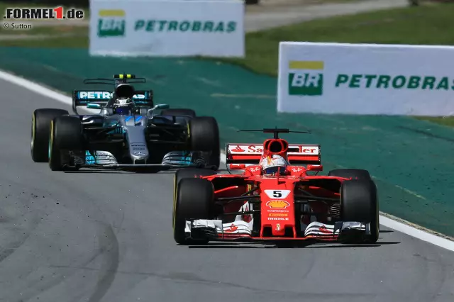 Foto zur News: Bottas kommt eine Runde vor Vettel zum Boxenstopp, aber der versuchte Undercut geht nicht ganz auf. Aus 1,8 Sekunden Rückstand werden 0,4 in Runde 29. Aber nur eine Runde später hat der Ferrari den Mercedes schon wieder aus der DRS-Sekunde abgeschüttelt.