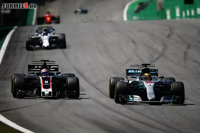 Foto zur News: Hamilton erbt in dieser Phase die Führung im Grand Prix. Er hält den Vorsprung auf Vettel (mit einem Stopp weniger) auf dreieinhalb bis vier Sekunden, verliert aber Boden beim Überrunden von Lance Stroll und Grosjean. 15 Runden nach Vettel muss er Reifen wechseln - und hat nun frischere und weichere Pirellis als alle anderen.