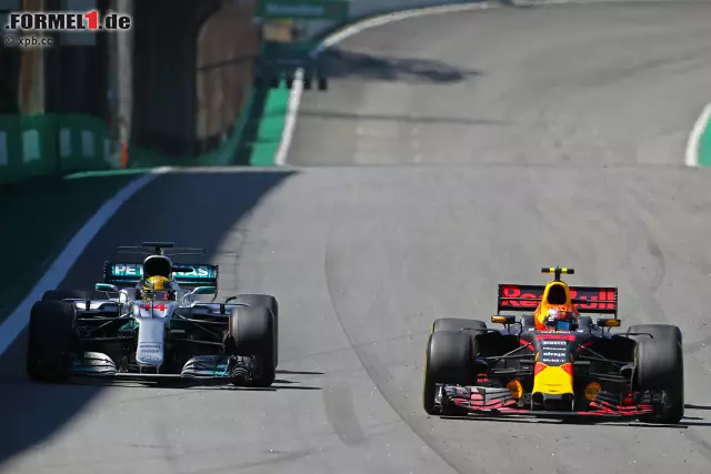 Foto zur News: Mit denen dreht Hamilton eine schnellste Runde nach der anderen und überholt in Runde 59 Verstappen, der ausgangs Senna-S "keine Chance" hat, sich zu wehren. Verstappen beschwert sich über die "unfahrbare" Balance, wechselt gegen den Willen des Teams Reifen, stellt einen neuen Rundenrekord auf und wird Fünfter.