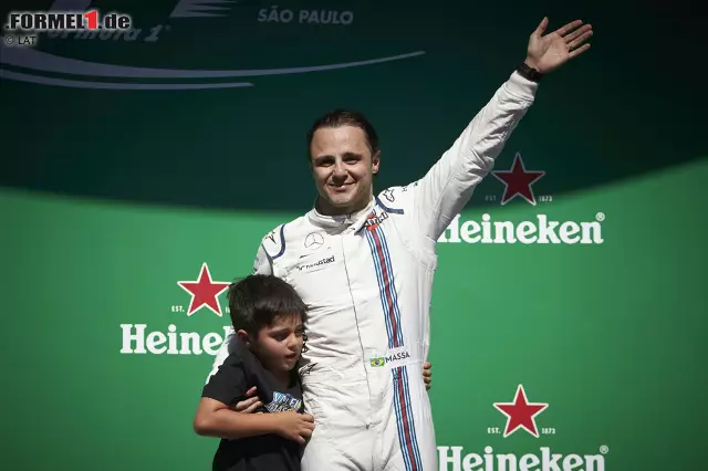 Foto zur News: Auf dem Podium lässt er sich für sein "perfektes Rennen" zum Abschied feiern. Die Tränen kullern bereits im Cockpit, als Söhnchen "Felipinho" in der Auslaufrunde funkt: "Daddy, ich bin so stolz auf dich! Ich liebe dich!" Nur noch ein Rennen, dann geht eine große Karriere zu Ende.