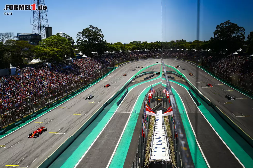 Foto zur News: Nach der Safety-Car-Phase wird das Rennen in der sechsten Runde wieder freigegeben. Vettel managt den Re-Start perfekt, während Massa weiter hinten mit Mercedes-Power an Alonso vorbeizieht. &quot;Toro Rosso&quot;, klagt Alonso über sein PS-Defizit, &quot;sollte sich Sorgen machen.&quot; Das Red-Bull-B-Team wechselt 2018 auf Honda-Motoren.