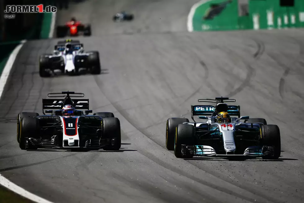 Foto zur News: Hamilton erbt in dieser Phase die Führung im Grand Prix. Er hält den Vorsprung auf Vettel (mit einem Stopp weniger) auf dreieinhalb bis vier Sekunden, verliert aber Boden beim Überrunden von Lance Stroll und Grosjean. 15 Runden nach Vettel muss er Reifen wechseln - und hat nun frischere und weichere Pirellis als alle anderen.