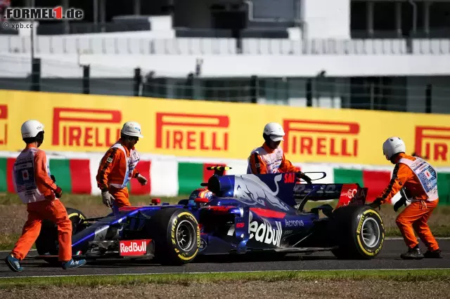 Foto zur News: Der Grund für die zwei Runden hinter dem Safety-Car ist der ungewohnt stümperhaft anmutende Abflug von Carlos Sainz in seinem letzten Rennen für Toro Rosso. Wirklich nur Zufall, dass sein neuer Arbeitgeber Renault direkter Gegner in der Konstrukteurs-WM ist? Ein Schelm, wer Böses dabei denkt ...