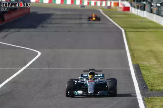 Foto zur News: An der Spitze baut Hamilton mit den Supersofts im ersten Stint seinen Vorsprung sukzessive aus: 2,1 Sekunden nach sieben Runden, 5,8 nach 20 - bis Verstappen an die Box kommt. Red Bull probiert's mit dem Undercut, aber Mercedes zieht schon eine Runde später nach. Neuer Abstand: 1,3 Sekunden.