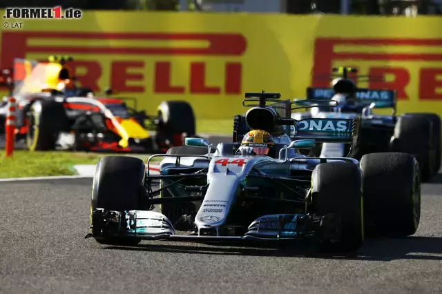 Foto zur News: In Runde 28 beschwert sich Hamilton, dass die "dirty Air" von Bottas (der noch nicht an der Box war) ihn bremst und seine Vorderreifen kaputt macht. Mercedes reagiert in Runde 28, Bottas winkt Hamilton vorbei. Hamiltons Vorsprung auf Verstappen wächst mit Puffer Bottas binnen drei Runden von 0,9 auf 3,2 Sekunden. Teamtaktik!