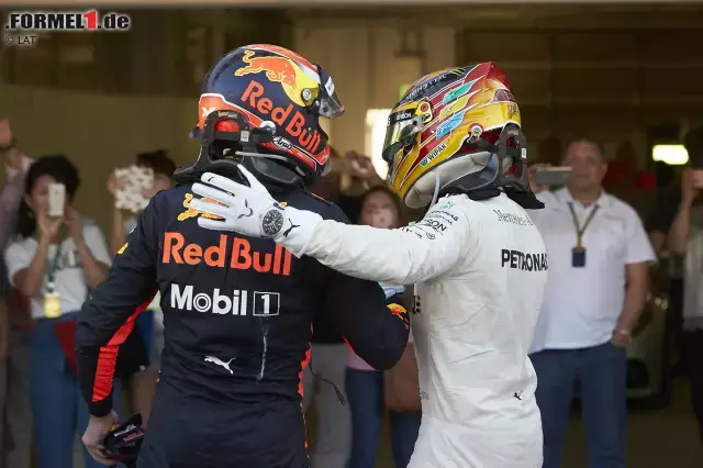 Foto zur News: ... scheitert aber letztendlich knapp. "Ich hatte keinen Grip", erklärt Hamilton im Podium-Room. Und Verstappen vermutet: "Du hattest Probleme, wenn jemand vor dir war, oder?" Gleichzeitig gesteht der Geschlagene: Auch ohne Störfeuer durch die Überrundeten hätte er eher nicht gewonnen.