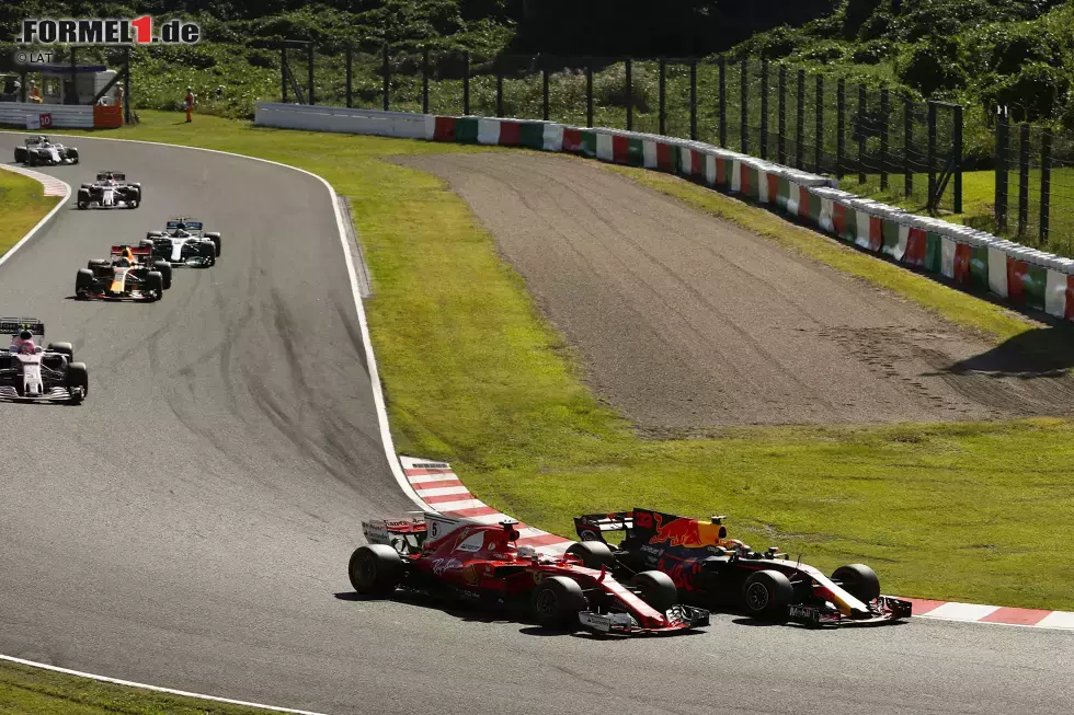 Foto zur News: Noch in der ersten Runde quetscht sich Verstappen mit einem Überraschungsangriff in der Haarnadel an Vettel vorbei. Während Vettel schon dämmert, dass sein Arbeitstag nicht mehr lange dauern wird, wundern sich die Fans vor den TV-Schirmen, warum er sich so einfach überrumpeln lässt.