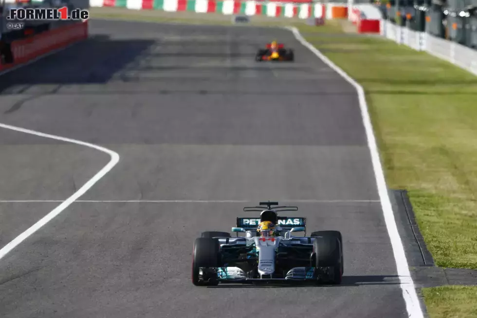 Foto zur News: An der Spitze baut Hamilton mit den Supersofts im ersten Stint seinen Vorsprung sukzessive aus: 2,1 Sekunden nach sieben Runden, 5,8 nach 20 - bis Verstappen an die Box kommt. Red Bull probiert&#039;s mit dem Undercut, aber Mercedes zieht schon eine Runde später nach. Neuer Abstand: 1,3 Sekunden.