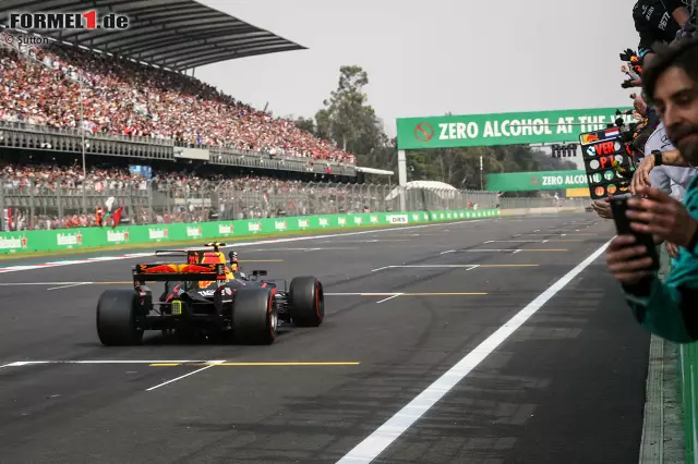 Foto zur News: Verstappen gewinnt letztendlich 19,7 Sekunden vor Bottas und 54,0 vor Räikkönen. Freak-Fact am Rande: Der Niederländer hat bisher jeden seiner drei Siege in einem Rennen gefeiert, vor dem Daniil Kwjat von Red Bull degradiert oder entlassen wurde!