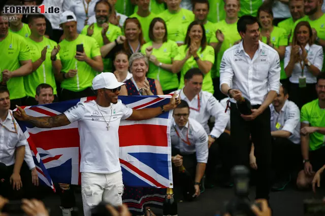 Foto zur News: Dass Hamilton, nunmehr erfolgreichster Formel-1-Brite aller Zeiten, seinen Triumph nicht auf dem Podium feiern kann, hinterlässt einen Beigeschmack. Sportchef Toto Wolff bringt's jedoch auf den Punkt: "Nicht das Rennen, das wir uns gewünscht hatten, aber wen juckt das?"