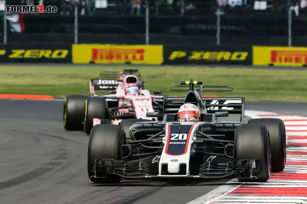 Foto zur News: Die Mexikaner würden am liebsten Sergio Perez auf das Podium peitschen, aber der verliert wertvolle Zeit hinter Kevin Magnussen (bis zum umjubelten Überholmanöver in Runde 30). Teamkollege Ocon wäre wohl aufs Podium gefahren, wenn nicht Räikkönen vom virtuellen Safety-Car profitiert hätte.