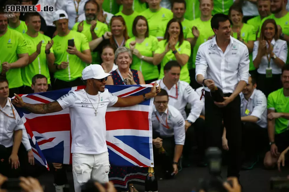 Foto zur News: Dass Hamilton, nunmehr erfolgreichster Formel-1-Brite aller Zeiten, seinen Triumph nicht auf dem Podium feiern kann, hinterlässt einen Beigeschmack. Sportchef Toto Wolff bringt&#039;s jedoch auf den Punkt: &quot;Nicht das Rennen, das wir uns gewünscht hatten, aber wen juckt das?&quot;