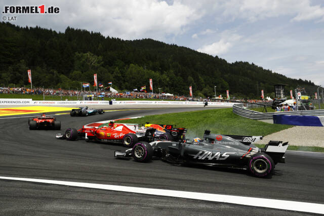 Foto zur News: ... und letztendlich gewinnt Ricciardo dank eines entschlossenen Manövers das Beschleunigungsduell. Räikkönen rutscht etwas von der Ideallinie weg und verliert (kurzzeitig) einen weiteren Platz gegen Romain Grosjean, in Spielberg dank neuem Ferrari-Motor "Best of the Rest".