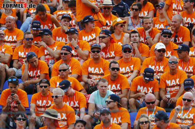 Foto zur News: Fassungslosigkeit bei den Verstappen-Fans, die in den Stunden nach dem Rennen mit ihren Wohnmobilen die österreichischen Autobahnen überlasten. Für Veranstalter Red Bull ist Spielberg 2017 trotzdem ein Erfolg: 145.000 Zuschauer am Rennwochenende bedeuten im Vergleich zu 2016 einen Anstieg von 58 Prozent.