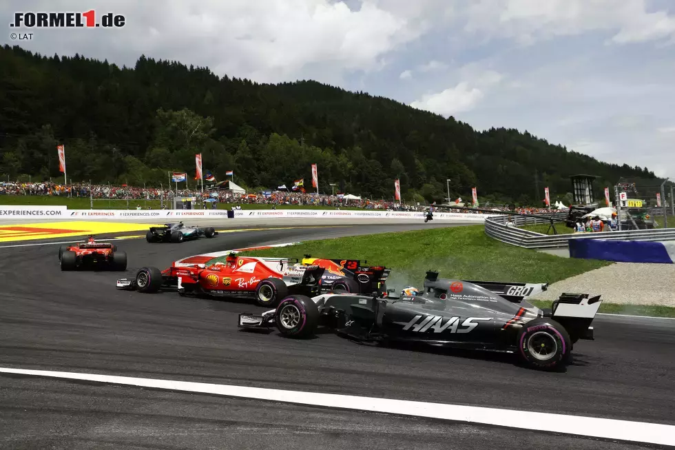 Foto zur News: ... und letztendlich gewinnt Ricciardo dank eines entschlossenen Manövers das Beschleunigungsduell. Räikkönen rutscht etwas von der Ideallinie weg und verliert (kurzzeitig) einen weiteren Platz gegen Romain Grosjean, in Spielberg dank neuem Ferrari-Motor &quot;Best of the Rest&quot;.