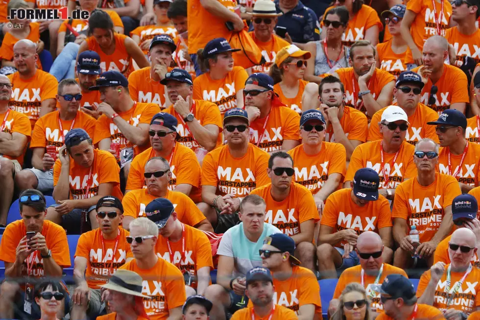 Foto zur News: Fassungslosigkeit bei den Verstappen-Fans, die in den Stunden nach dem Rennen mit ihren Wohnmobilen die österreichischen Autobahnen überlasten. Für Veranstalter Red Bull ist Spielberg 2017 trotzdem ein Erfolg: 145.000 Zuschauer am Rennwochenende bedeuten im Vergleich zu 2016 einen Anstieg von 58 Prozent.