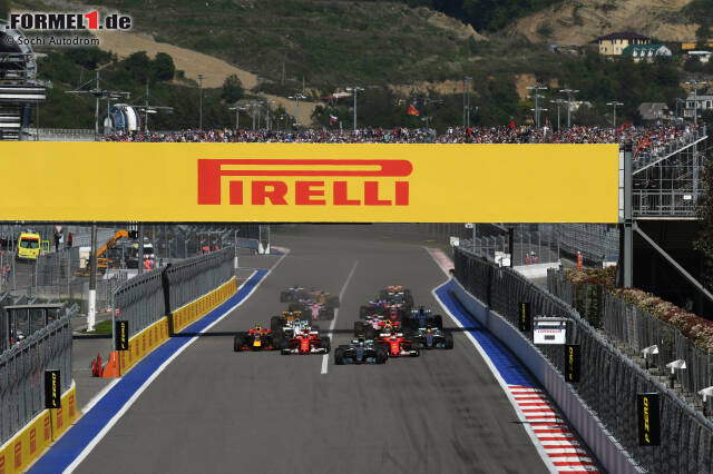 Foto zur News: Dann der Start: Vettel kommt okay weg, Bottas aber saugt sich im Windschatten an ihm vorbei, noch bevor das Feld in Kurve 2 einlenkt. Dahinter hat Lewis Hamilton seine Nase kurz vor Räikkönen, muss aber zurückstecken. Und Max Verstappen verbessert sich vom siebten auf den fünften Platz.
