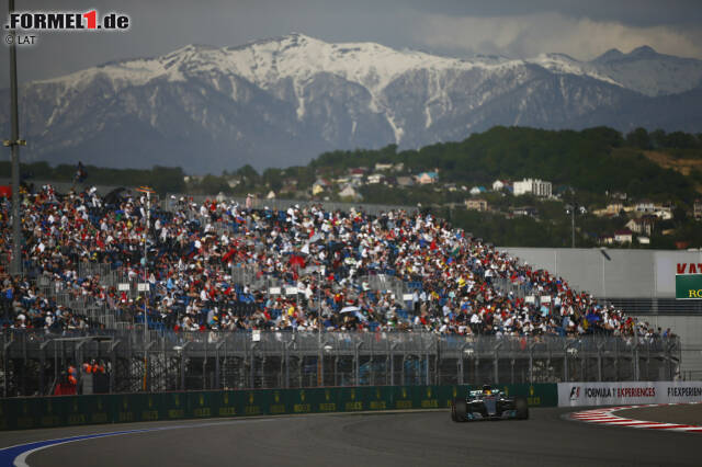 Foto zur News: Hamilton liegt da schon 13,6 Sekunden zurück auf P4, 5,2 Sekunden hinter Räikkönen. Es ist ein einsames Rennen - mit Problemen: "Something wrong with the car", meldet er schon in der achten Runde. Der Mercedes überhitzt. Erst in Runde 23 Entwarnung: "Lewis, die Temperaturen beginnen zu sinken."