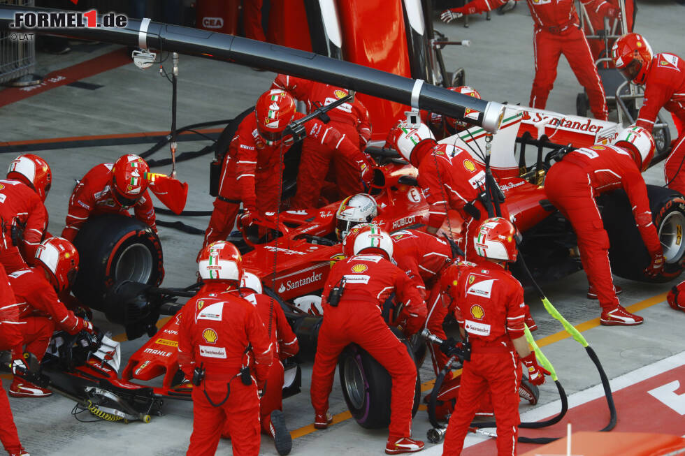 Foto zur News: In Runde 33 täuscht Ferrari erstmals einen Boxenstopp an, erst in Runde 34 wechselt Vettel wirklich von Ultra- auf Supersoft. Vettel steht 3,4 Sekunden (zu lang) und kommt 4,7 Sekunden hinter Bottas wieder auf die Strecke. Mit Reifen, die um sieben Runden frischer sind. Jetzt kann die Aufholjagd beginnen!