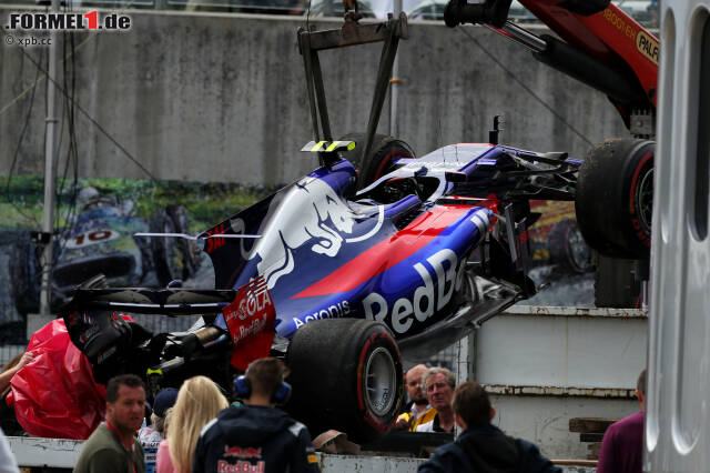 Foto zur News: Die Toro-Rosso-Kollegen Carlos Sainz und Daniil Kwjat sind über ihren Crash in Becketts geteilter Meinung. Für die Rennkommissare ist der Fall klar: Durchfahrtstrafe für den Russen, der am Ende 15. wird. Für Sainz könnte der Ausfall der letzte Auftritt als Red-Bull-Fahrer gewesen sein, ...