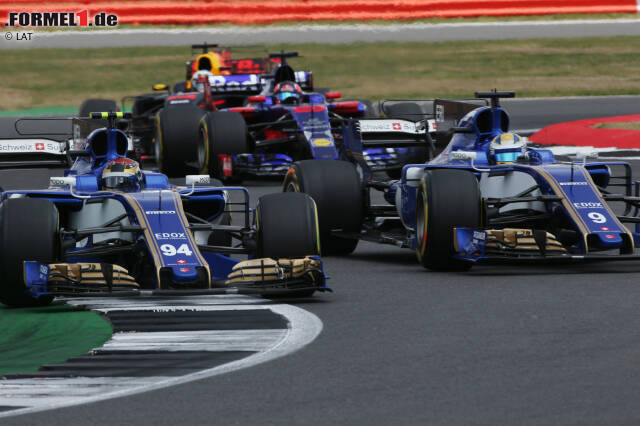 Foto zur News: Harter Kampf um P16: Pascal Wehrlein drückt sich mit der Brechstange an Teamkollege Marcus Ericsson vorbei, der prompt am Sauber-Boxenfunk petzt. Die Strafe folgt zugleich, als Wehrlein Leistungsverlust melden muss. Am Ende spielen die beiden keine Rolle in der Vergabe der Punkte.