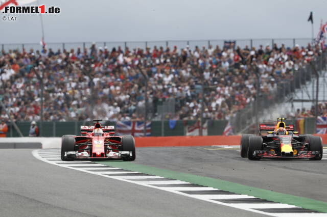 Foto zur News: ... und drängt den Red Bull neben die Strecke. Aber wer denkt, dass Verstappen klein beigibt, kennt den 19-Jährigen schlecht. Er bleibt auch in der Auslaufzone voll auf dem Gas und entzückt das britische Publikum zu Jubelstürmen. So sieht echtes Racing aus!