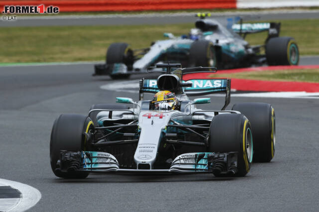 Foto zur News: Die Crew von Leader Hamilton wechselt indes von Supersoft auf Soft, und zwar in überragenden 2,3 Sekunden. Plötzlich führt er vor Bottas, der, auf Soft gestartet, einen langen ersten Stint fährt. Und wenn's darum geht, Vettel Punkte wegzunehmen, wird Hamilton plötzlich barmherzig: "Ich ziehe Valtteri", funkt er.